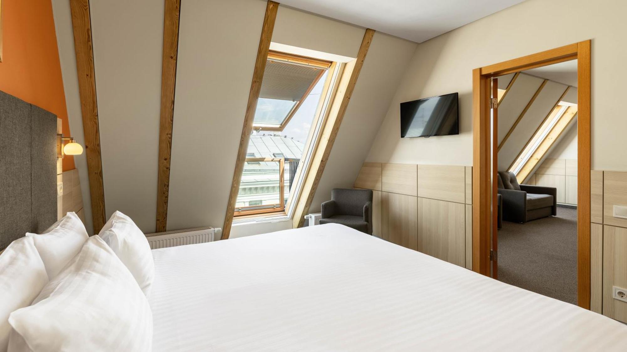 Suite,1636769912:JPEG